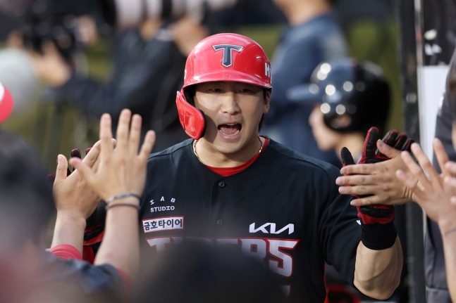 KIA Na Sung Bum đang vui mừng sau khi ghi bàn trước Suwon KT vào ngày 21. /Ảnh = Cung cấp Kia Tigers