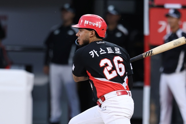 Kia Castro đang đánh một cú đánh trúng bóng trong trận đấu với Suwon KT vào ngày 21. /Ảnh = Cung cấp Kia Tigers