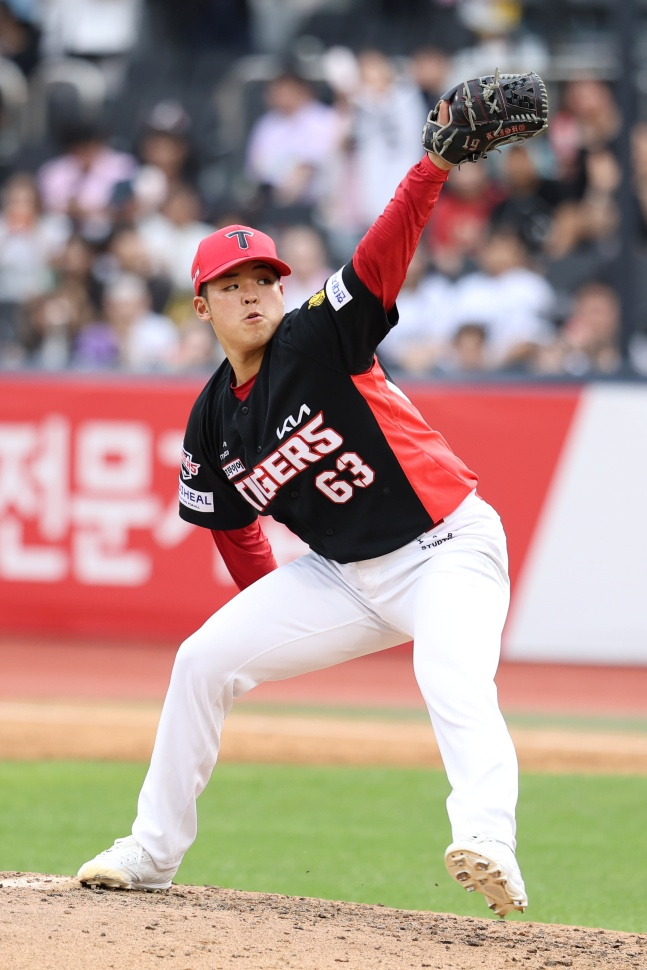 Kia Shirakawa đang ném bóng ngược lại trong trận đấu với Suwon KT vào ngày 21. /Ảnh = Cung cấp Kia Tigers