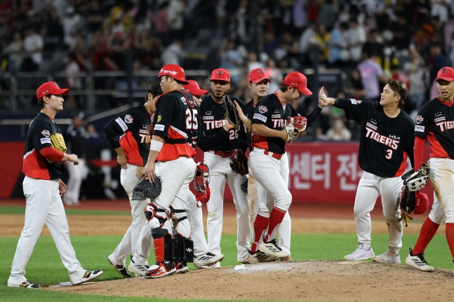 KIA選手団が21日、水原(スウォン)KT戦で勝利した後、喜んでいる。 /写真=KIAタイガース提供