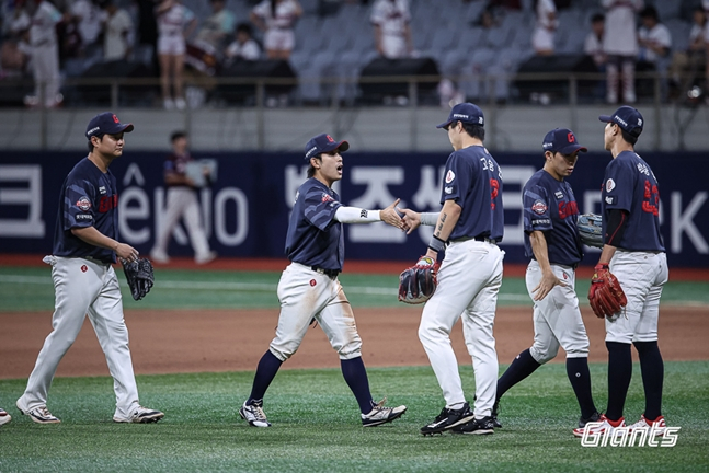Các cầu thủ Lotte đang đập tay sau khi trận đấu kết thúc vào ngày 21. /Ảnh = Lotte Giants