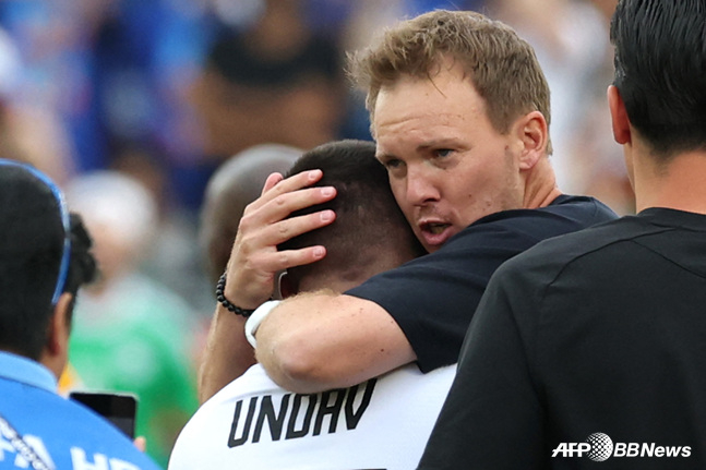 Julian Nagelsmann, entrenador de la selección alemana (derecha), abraza y anima a Dennis Wunderbar. /Foto=AFPBBNews=News1