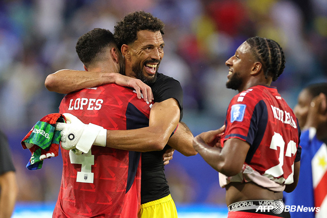 ボチニャ(中央)がカーボベルデ選手たちと喜びを分かち合っている。 /AFPBBNews=ニュース1