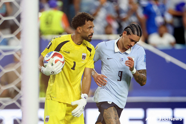 試合に集中するボチニャ(左)。 /AFPBBNews=ニュース1