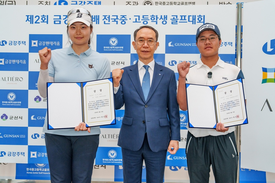 De izquierda a derecha: Ahn Ha-yeon, Choi Sang-soon, presidente de Geumgang Jutak, y Kim Dong-hwi. /foto=proporcionado por Geumgang Jutak
