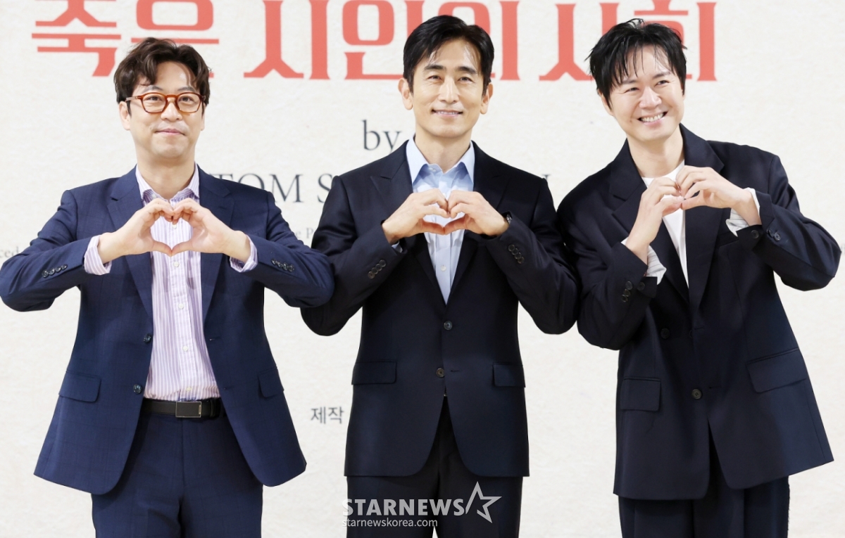 Actors Oh Man-seok, Cha In-pyo, and Yeon Jung-hoon pose at the production announcement for the play "Dead Poets Society," held on the 22nd at Artist's House in Jongno-gu, Seoul. /2026.06.22 /Photo=Kim Hwi-seon hwijpg@