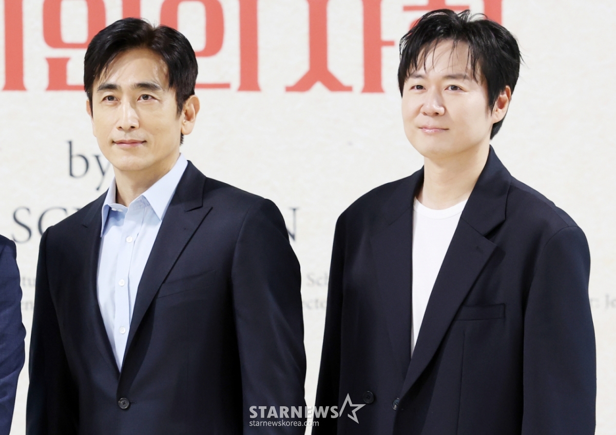 俳優のチャ·インピョ、ヨン·ジョンフンが22日、ソウル鍾路区の芸術家の家で行われた演劇「死んだ詩人の社会」の製作発表会に参加し、ポーズを取っている。 /2026.06.22 /写真=キム·フィソン hwijpg@