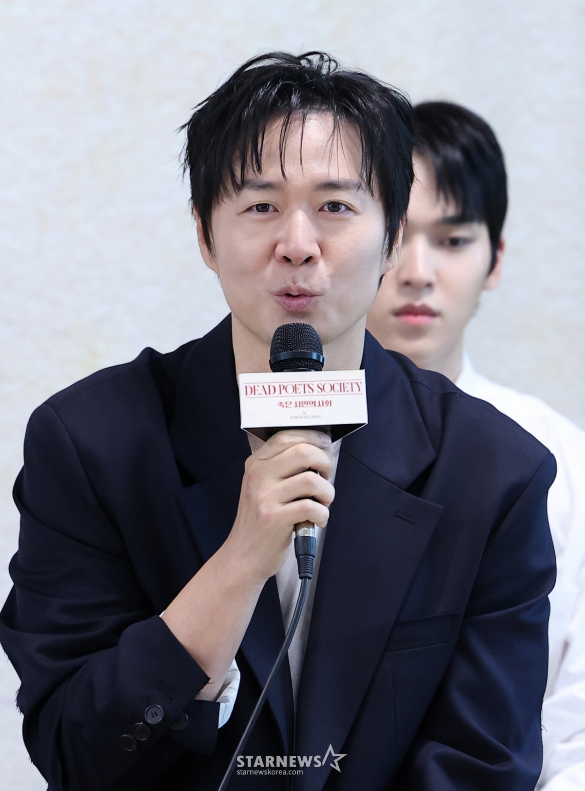 (ソウル=ニュース1)キム·ソンジン記者=俳優ヨン·ジョンフンが22日、ソウル鍾路区大学路の芸術家の家多目的ホールで開かれた演劇「死んだ詩人の社会」製作発表会で取材陣の質問に答えている。 「死んだ詩人の社会」は1959年、米国の名門寄宿学校「ウェルトン·アカデミー」を背景に新しく赴任した英語教師「ジョン·キーティング」が入試と成功だけを強要された学生たちに「Carpe Diem(現在を楽しめ)」というメッセージを伝えながら起こる変化を扱う。 2026.6.22/ニュース1 Copyright © ニュース1. All rights reserved. 無断転載及び再配布、AI学習利用禁止。 /写真=(ソウル=ニュース1)金ソンジン記者