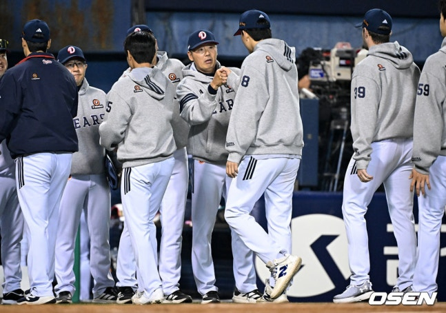 斗山選手団が5月7日、LG戦で勝利した後、ハイタッチをしている。 /写真=OSEN
