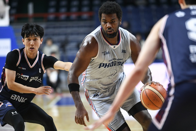 攻撃に集中するレイションハモンズ。 /写真=KBL提供