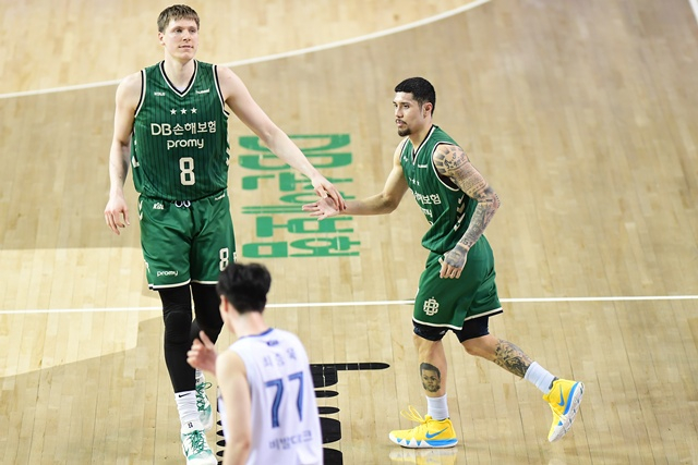 ヘンリー·エランソン(左)とイーサン·アルバノ。 /写真=KBL提供