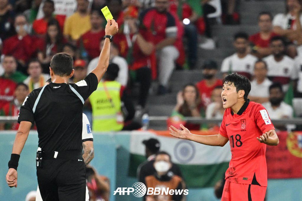 Argentine referee Facundo Tello issuing a yellow card to Lee Kang-in during the final Group A match against Portugal at the 2022 FIFA World Cup in Qatar. /AFPBBNews=NEWS1