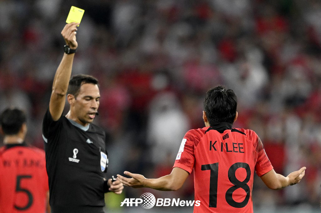 Argentine referee Facundo Tello issuing a yellow card to Lee Kang-in during the final Group A match against Portugal at the 2022 FIFA World Cup in Qatar. /AFPBBNews=NEWS1