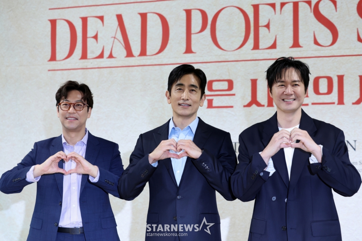 [首尔=Newsis] 朴真熙记者=话剧《死亡诗人的社会》中饰演约翰查尔斯基廷的演员车仁表、吴满锡、延政勋22日在首尔钟路区艺术家之家举行制作发表会。 = pak7130@newsis.com 。