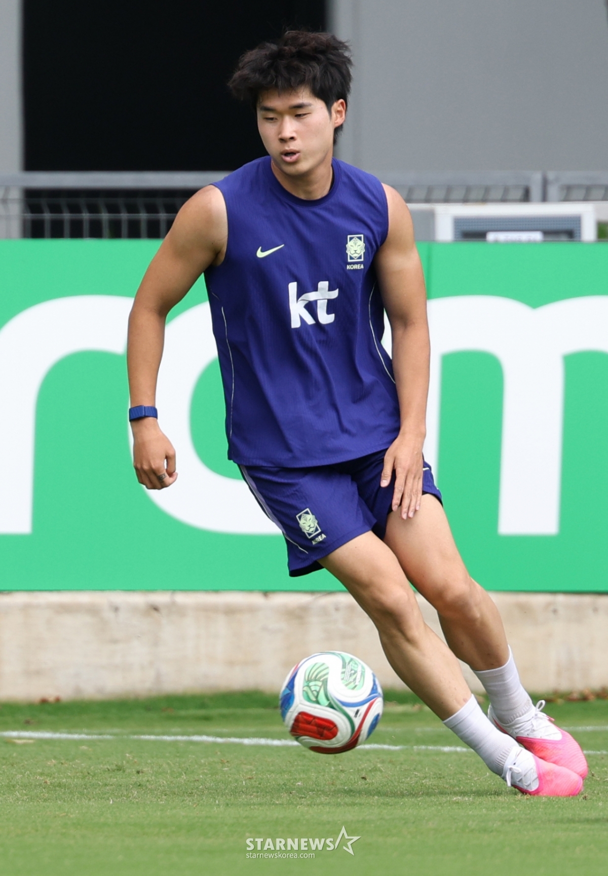 The South Korean national football team conducted training on the 15th at Chivas Verde Valle in Guadalajara, Mexico, ahead of the second round of the 2026 CONCACAF Nations League A Group qualifiers. Players, including Kim Tae-hyun, are seen performing running drills. /Photo=Chief correspondent Kim Jin-kyung