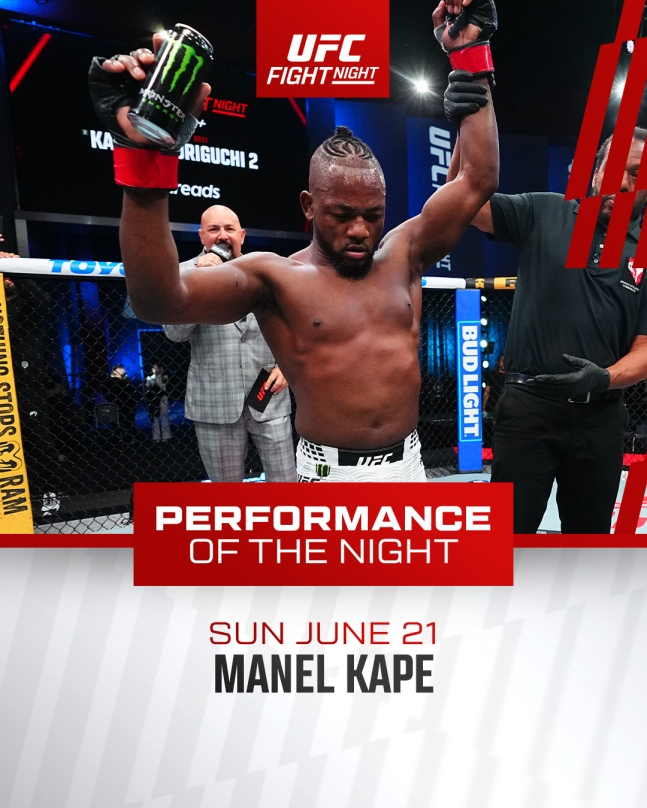 マネル·コップが21日、米国ネバダ州ラスベガスのメタエイペックスで開かれた「UFCファイトナイト:コップvs堀口」メインイベントフライ級マッチで勝利をおさめた後、両腕を上げて喜んでいる。 /写真=UFC提供