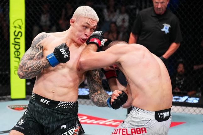 ナバホ·スターリング(左)が21日、米国ネバダ州ラスベガスのメタエイペックスで開かれた「UFCファイトナイト:コップvs堀口」のお笑いイベントライトヘビー級マッチでイオンクテラバにパンチを飛ばしている。 /写真=UFC提供