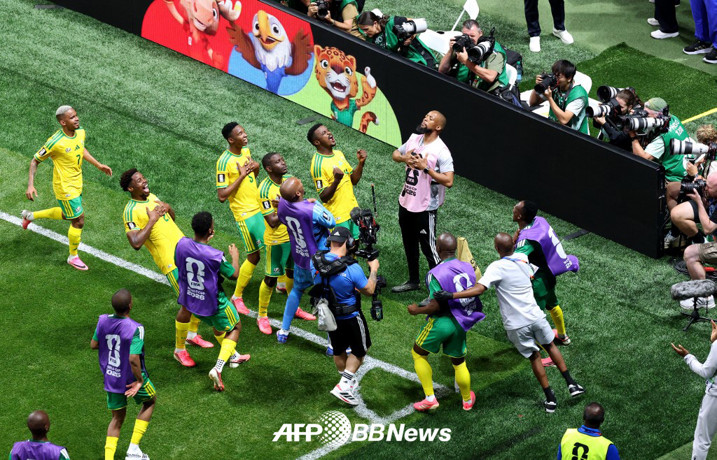 South African players celebrating after scoring in the second group stage match against Czech Republic. /AFPBBNews=NEWS1