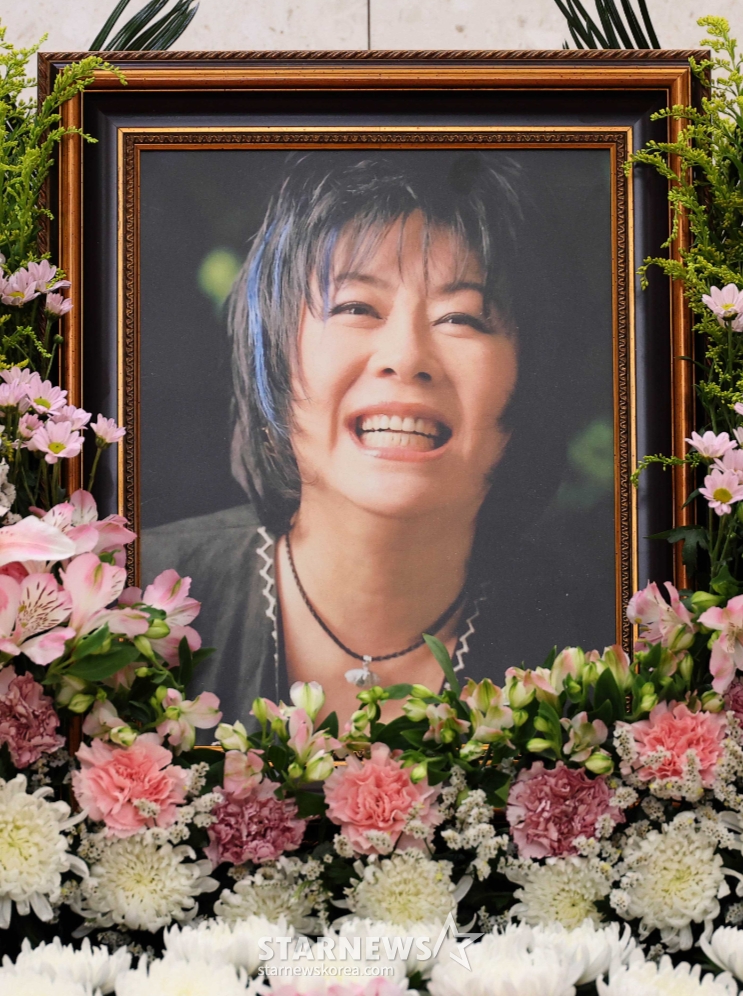癌闘病の末に死亡した歌手オクヒ(本名キム·グァンスク)の殯所が21日午後、ソウル松坡区(ソンパグ)のソウル峨山(アサン)病院葬儀場22号に設けられた。 出棺は24日、葬地は咸白山追慕公園だ。 /写真共同取材団2026.06.21 /写真=イ·ドンフン photoguy@