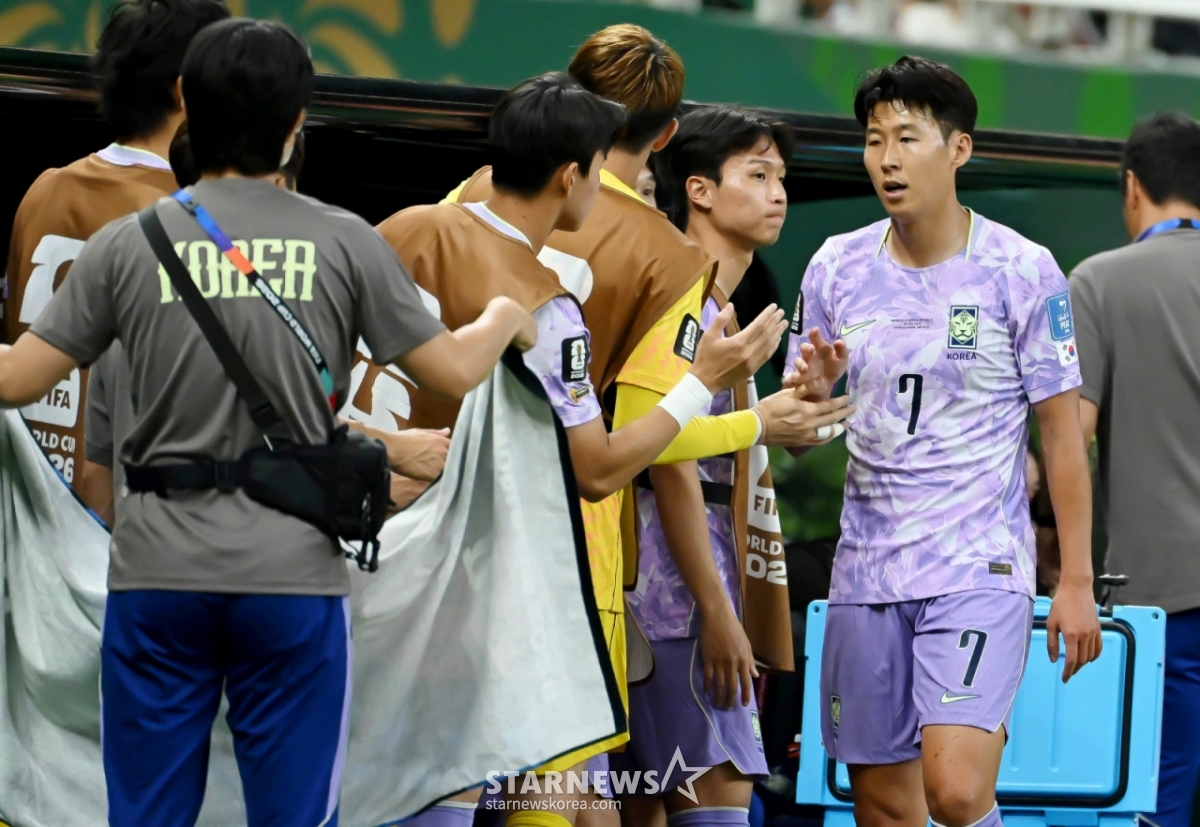 2026年北中米W杯A組予選の対メキシコ戦が19日(韓国時間)、メキシコ·グアダラハラのエスタディオ·アクロンで行われた。後半、孫興民が交代している。 2026.06.19./写真=キム·ジンギョン 待機者