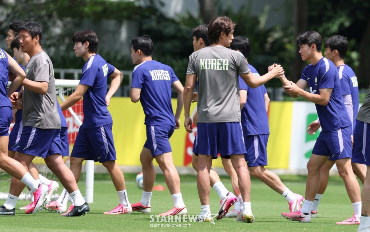 2026年北中米ワールドカップ(W杯)に出場した大韓民国サッカー国家代表チームが19日、メキシコ·グアダラハラのチバス·ベルデ·バジェで回復訓練を行った。 洪明甫(ホン·ミョンボ)監督が梁鉉�凵iヤン·ヒョンジュン)をはじめとする選手たちを励ましている。 /写真=キム·ジンギョン kim.jinkyung@