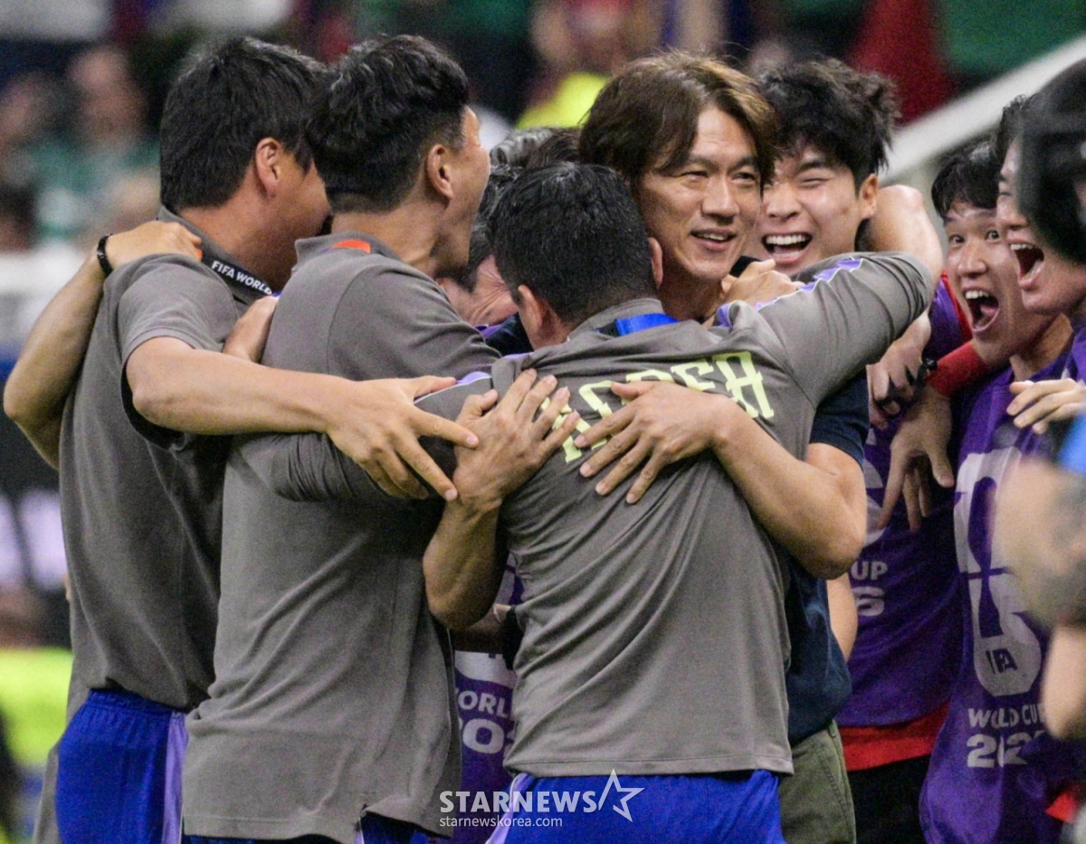 2026年北中米W杯A組予選の大韓民国対チェコ戦が12日(韓国時間)、メキシコ·グアダラハラのエスタディオ·アクロンで行われた。 洪明甫(ホン·ミョンボ)監督が2-1の勝利状況で終了ホイッスルが鳴ると、選手団と喜んでいる。 /写真=キム·ジンギョン待機者