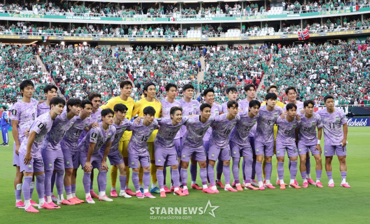 2026年北中米W杯A組予選の対メキシコ戦が19日(韓国時間)、メキシコ·グアダラハラのエスタディオ·アクロンで行われた。 ソン·フンミンをはじめとする太極戦士たちが試合記念撮影をしている。 /写真=キム·ジンギョン待機者