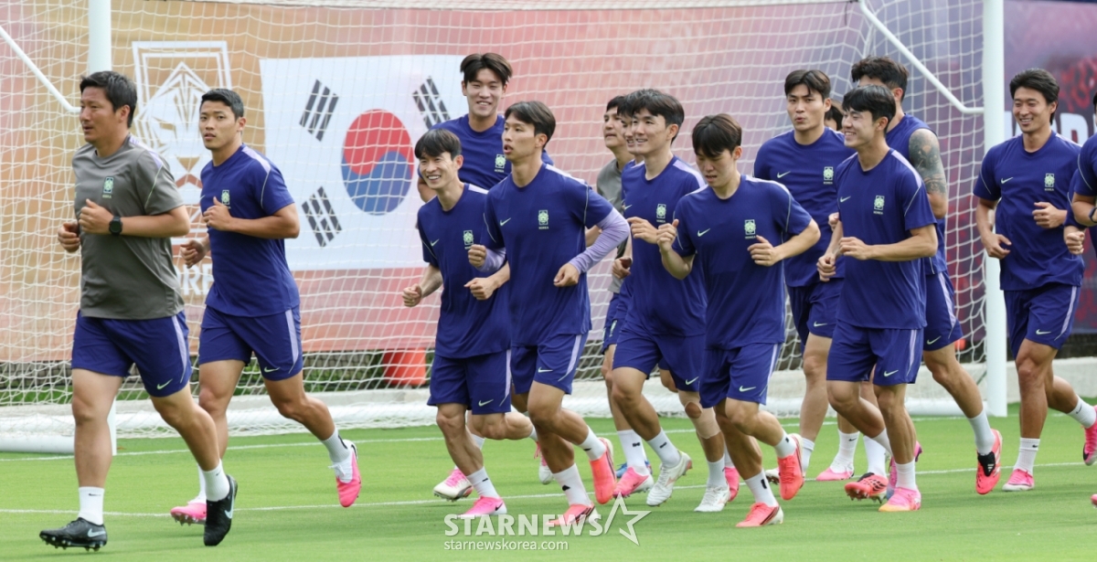 サッカーの大韓民国代表チームが2026年北中米W杯A組予選メキシコ戦を翌日に控え、17日、メキシコ·グアダラハラのチバス·ヴェルデ·バジェで練習を行った。 ファン·ヒチャンをはじめとする選手たちがランニングトレーニングをしている。 /写真=キム·ジンギョン待機者