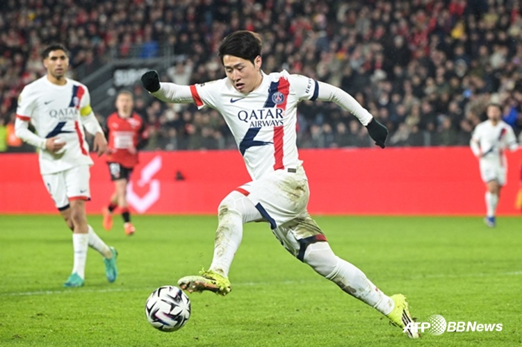Lee Kang-in en acción con regate. /AFPBBNews=NEWS1