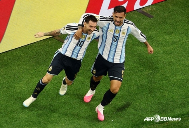 Leo Messi (a la izquierda) y Leandro Paredes celebrando. /AFPBBNews=NEWS1