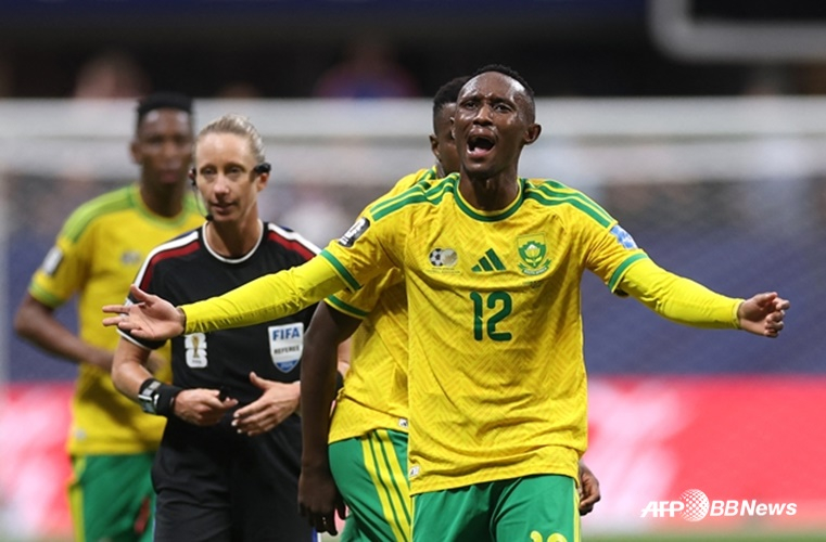 South African national team forward Tafelo Maseko (right). /AFPBBNews=NEWS1