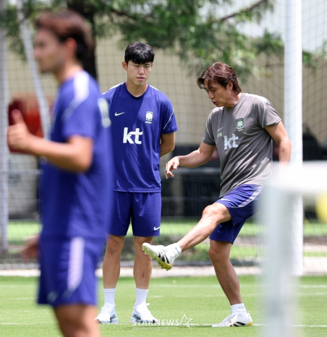Coach Hong Myung-bo (left) is seen talking to Lee Gi-hyeok during training. /Photo=Chief correspondent Kim Jin-kyung