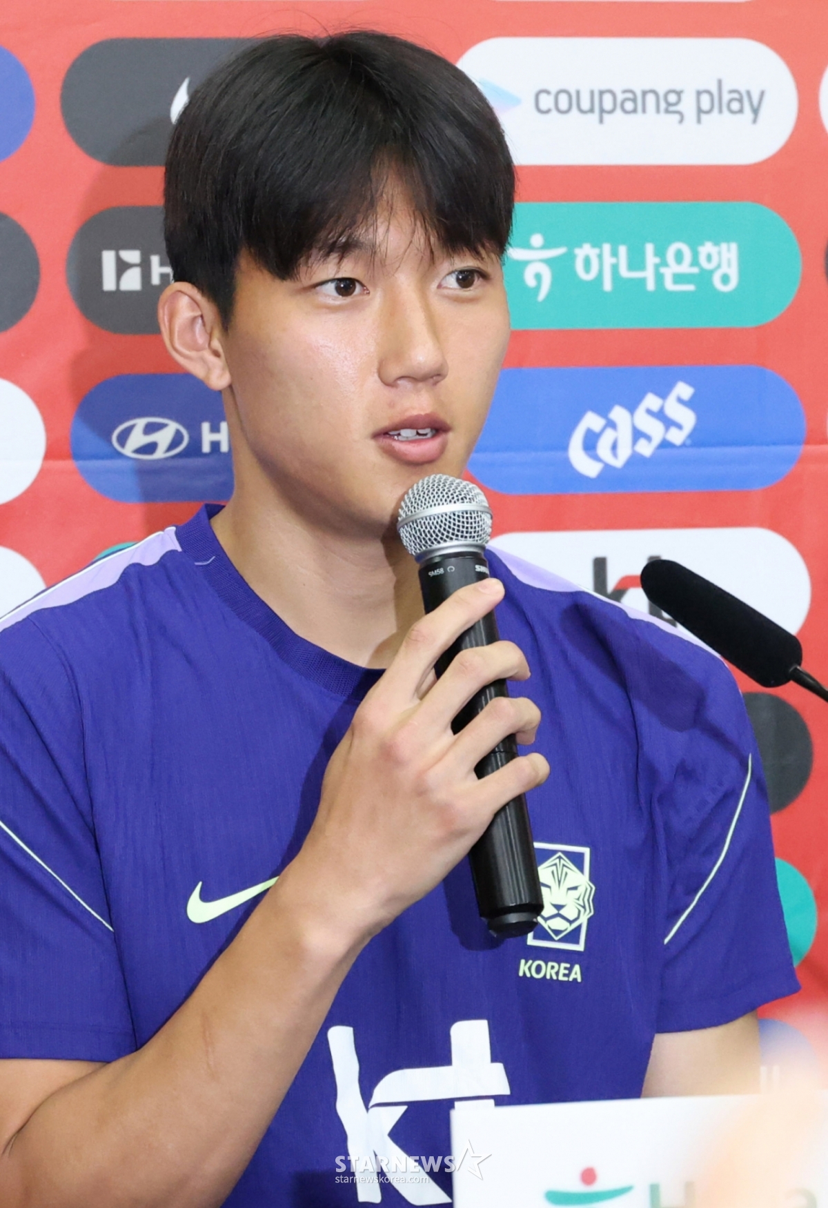 The South Korean national team competing in the 2026 CONCACAF World Cup held training at the University Stadium in Monterrey, Mexico, on the 22nd. Lee Han-beom is seen responding to an interview with the press before the training. /Photo=Chief correspondent Kim Jin-kyung