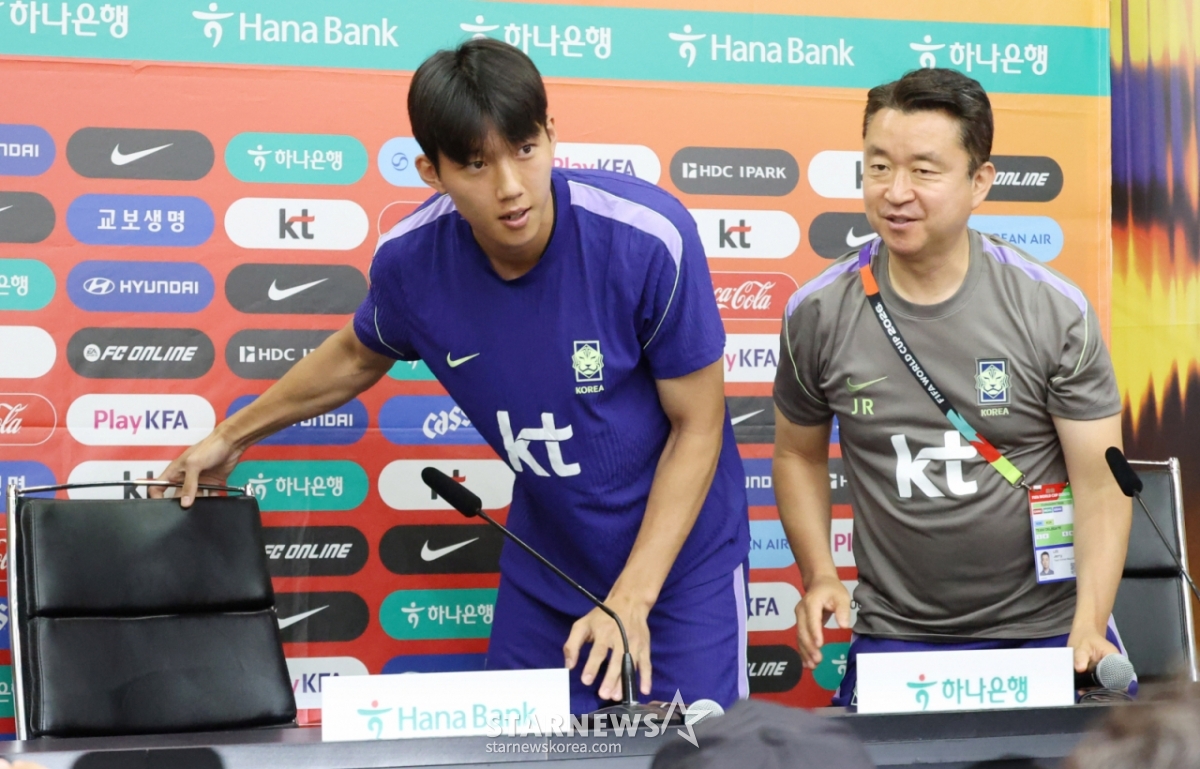 The South Korean national team competing in the 2026 CONCACAF World Cup held training at the University Stadium in Monterrey, Mexico, on the 22nd. Lee Han-beom is seen responding to an interview with the press before the training. /Photo=Chief correspondent Kim Jin-kyung