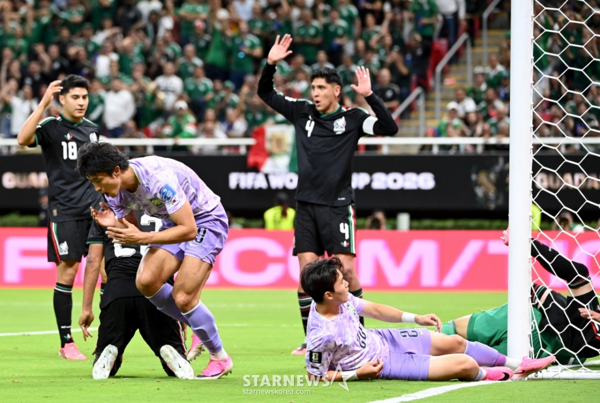 The 2026 North, Central America and Caribbean Cup Group A qualifier between South Korea and Mexico was held on the 19th (Korea time) at Estadio Akron in Guadalajara, Mexico. Cho Gue-sung looks disappointed after his decisive shot was blocked. /Photo=Chief correspondent Kim Jin-kyung