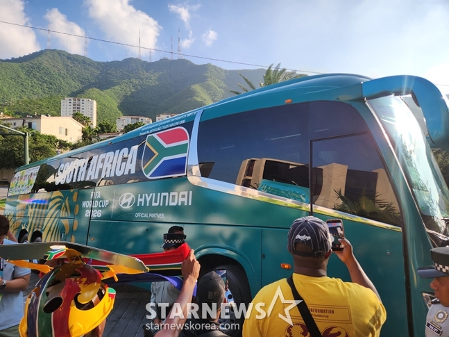 The South African national team bus arrives at its hotel in Monterrey. /Photo=Reporter Park Geon-do