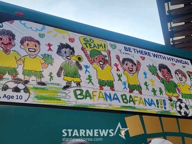 A photo attached to the exterior of the South African national team bus. /Photo=Reporter Park Geon-do