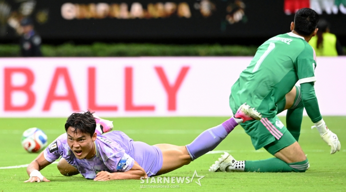 The 2026 CONCACAF World Cup Qualifiers Group A match between South Korea and Mexico was held on the 19th (Korea time) at Estadio Akron in Guadalajara, Mexico. Oh Hyeon-gyu, who was substituted in during the second half, expressed frustration over whether he could capitalize on the opportunity. /Photo=Chief correspondent Kim Jin-kyung