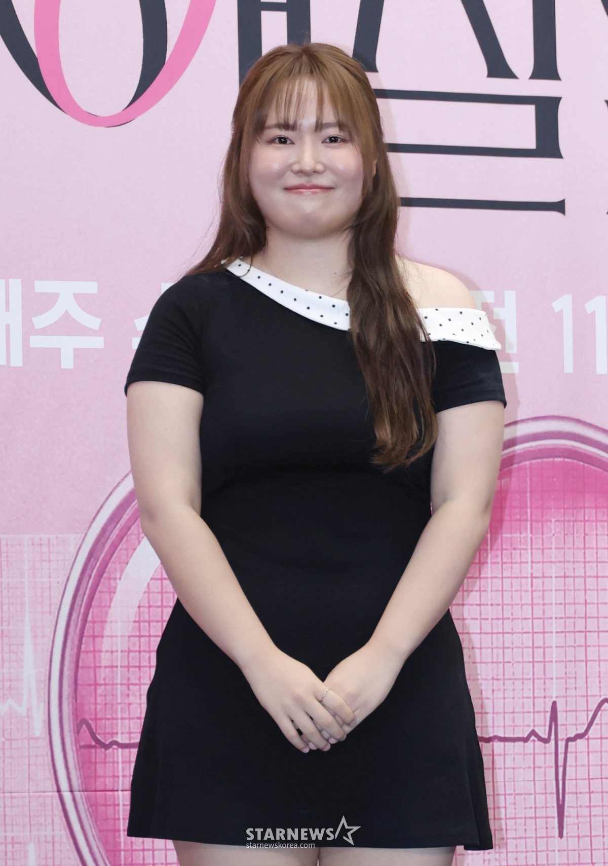El creador de contenido en línea Charles & Co. posó para fotografías el 23 de por la tarde en el Hotel Stanford de Sangam-dong, distrito de Mapo, Seúl, durante la rueda de prensa del programa de variedades de Netflix «Laboratorio de citas». /foto=Lee Dong-hoon photoguy@