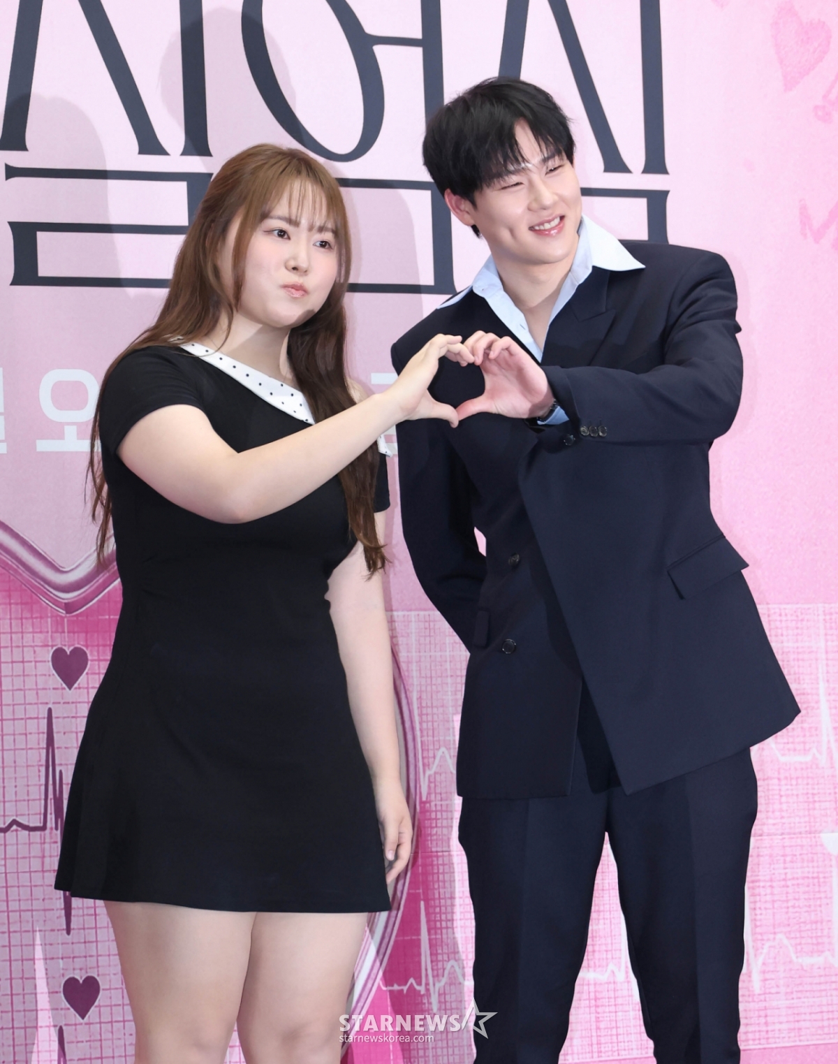 网络内容创作者查尔斯娱乐、MONSTA X周宪23日下午出席在首尔麻浦区上岩洞斯坦福酒店举行的奈飞综艺《恋爱实验室》制作发布会,并摆出造型,供记者们拍照。 /2026.06.23 / 照片=李东勋 photoguy@