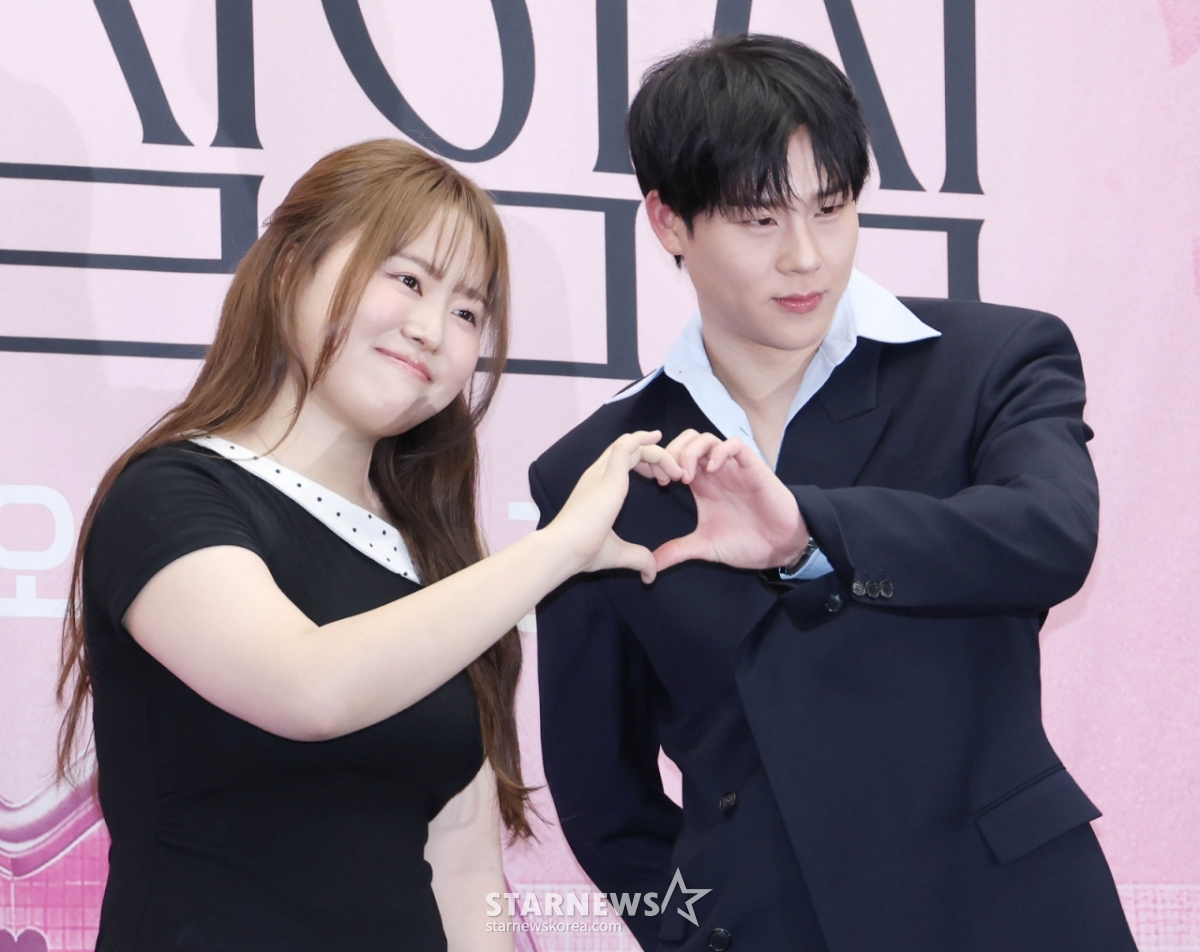Online content creator Charles N and Monsta X's Jooheon pose at the Netflix variety show 'Love Lab' press conference held at the Stanford Hotel in Sangam-dong, Mapo-gu, Seoul, on the afternoon of the 23rd. /2026.06.23 /Photo=Lee Dong-hoon photoguy@