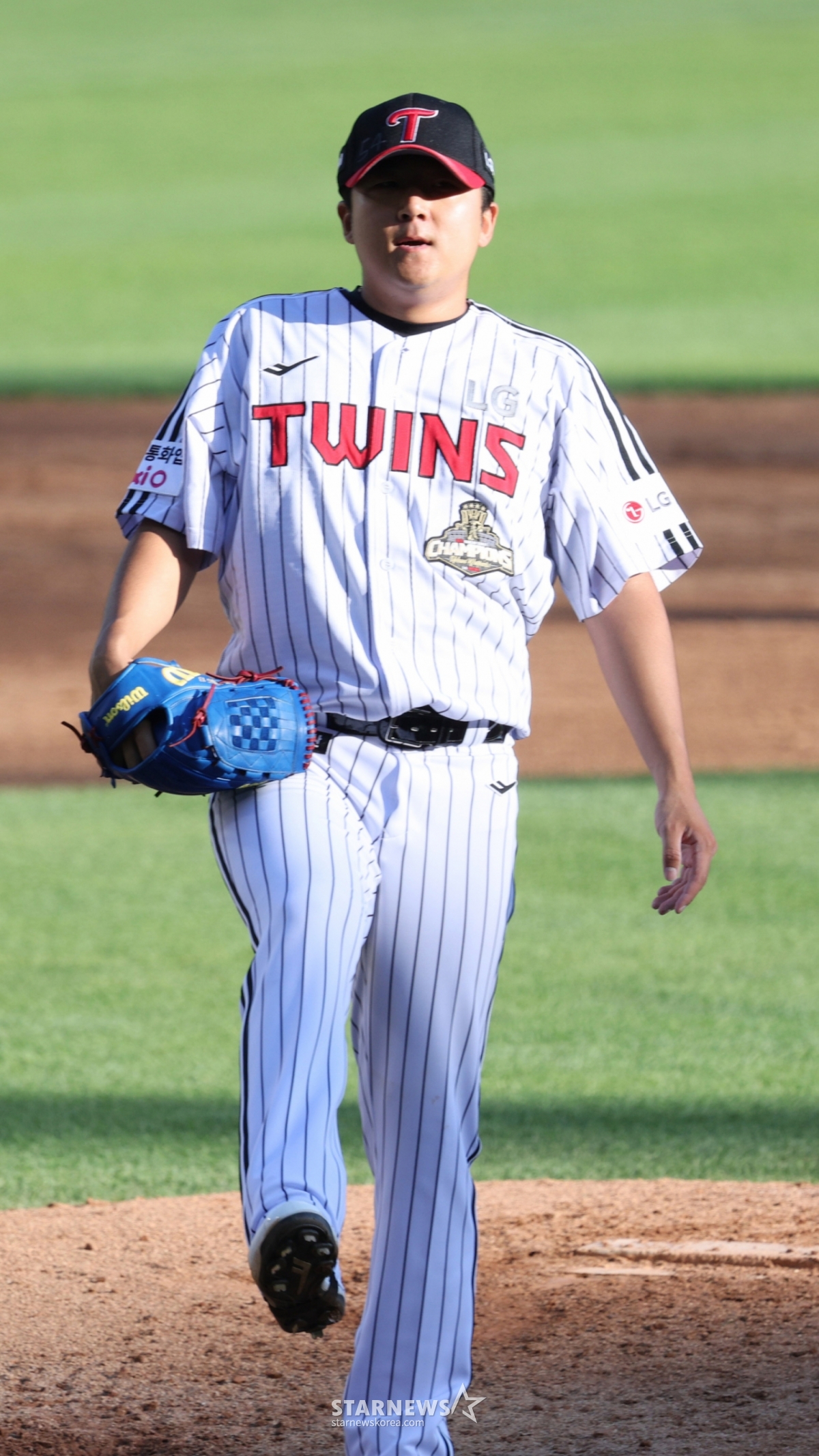 The 2026 Shinhan SOL Bank KBO League LG Twins vs. KIA Tigers game was held on the 30th at Seoul Jamsil Baseball Stadium. LG starting pitcher Song Seung-gi is pitching. /Photo=Senior reporter Kim Jin-kyung kim.jinkyung@