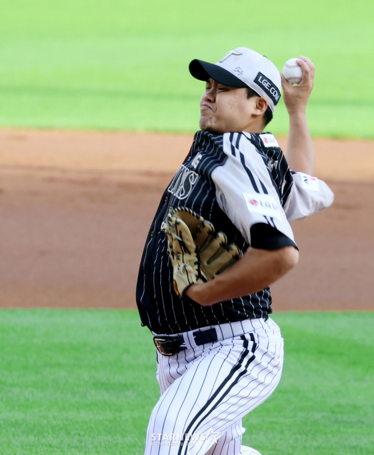 LG right-handed pitcher Jang Hyun-sik is seen pitching as the starting pitcher in the 2026 KBO League match between LG Twins and Samsung Lions held at Jamsil Stadium on the 23rd. 2026.06.23. /Photo=Senior reporter Kang Young-jo cameratalks@