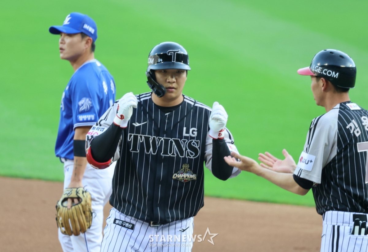 LG's fourth batter Moon Bo-kyung is seen reaching base with a two-run single in the bottom of the first inning with no outs and bases loaded during the 2026 KBO League match between LG Twins and Samsung Lions held at Jamsil Stadium on the 23rd. 2026.06.23. /Photo=Senior reporter Kang Young-jo cameratalks@