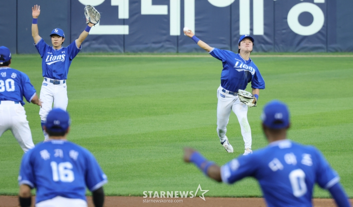 Samsung left fielder Park Seung-kyu is seen making a bad throw to home plate after successfully catching Moon Sung-ju's ball in the bottom of the fourth inning during the 2026 KBO League match between LG Twins and Samsung Lions held at Jamsil Stadium on the 23rd. Third baseman Song Chan-ui successfully scored. 2026.06.23. /Photo=Senior reporter Kang Young-jo cameratalks@