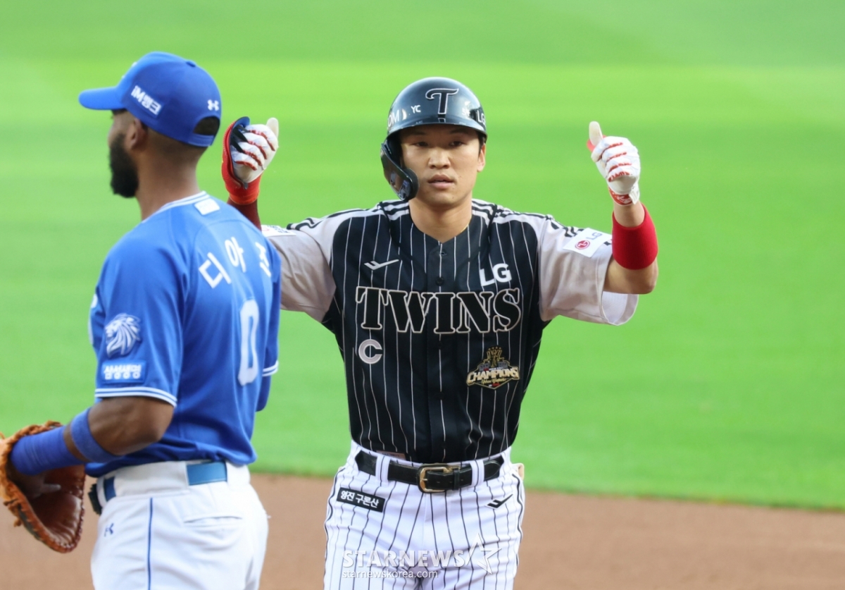 LG's second batter Park Hae-min is seen reaching base with a single in the bottom of the first inning with one out during the 2026 KBO League match between LG Twins and Samsung Lions held at Jamsil Stadium on the 23rd. 2026.06.23. LG's second batter Park Hae-min is seen reaching base with a single in the bottom of the first inning with one out during the 2026 KBO League match between LG Twins and Samsung Lions held at Jamsil Stadium on the 23rd. 2026.06.23. /Photo=Senior reporter Kang Young-jo cameratalks@
