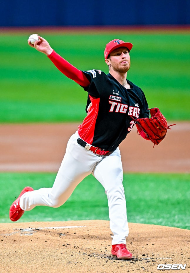 'KIA's Oller pitches during the match against Kiwoom on the 23rd. /Photo=OSEN