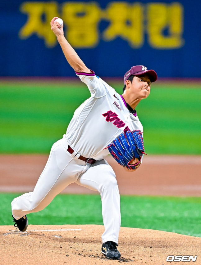 'Kiwoom's Park Jun-hyun pitches against KIA on the 23rd. /Photo=OSEN'