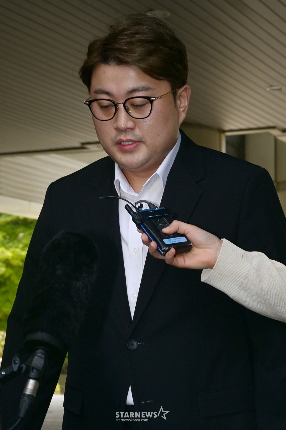 El cantante de trotro Kim Ho-jung, contra quien se solicitó una orden de detención por cargos de conducción bajo los efectos del alcohol y accidente de fuga, ingresó el 24 por la mañana al Tribunal de Distrito Central de Seúl para someterse a la audiencia sustantiva de la orden de detención. /foto=Lee Dong-hoon