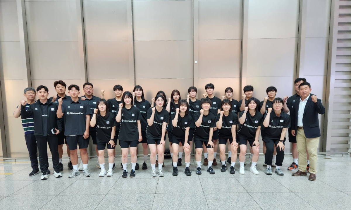 Korean women's junior handball team departing for the tournament. /Photo=Korea Handball Federation